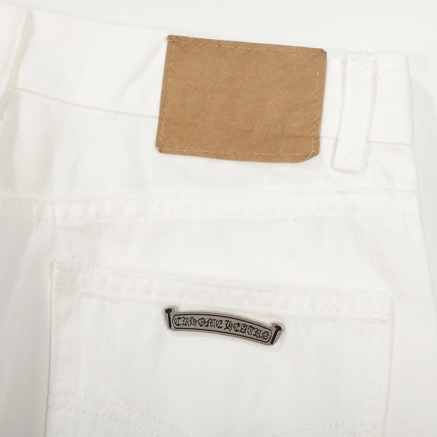 P250 Chrome Hearts｜CH Chrome Hearts 25SS high street jeans with leopard print and vintage graffiti paintings. Chrome Hearts are the most popular pants in color. Made of beaded canvas fabric, heavy washing makes the upper body of the fabric more textured and the pants are tall and straight! The three-dimensional cutting of the whole trousers is a masterpiece! The hardware is customized by zp. The beaded canvas fabric is thick and soft after being washed. It has good breathability. Customized small leather label. Unique design. The details are simple and elegant, and the workmanship is exquisite. The whole trousers are neatly routed and the details are in place! It’s so cool that both men and women can easily control the genderless trend! Color: White Size: 28 30 32 34